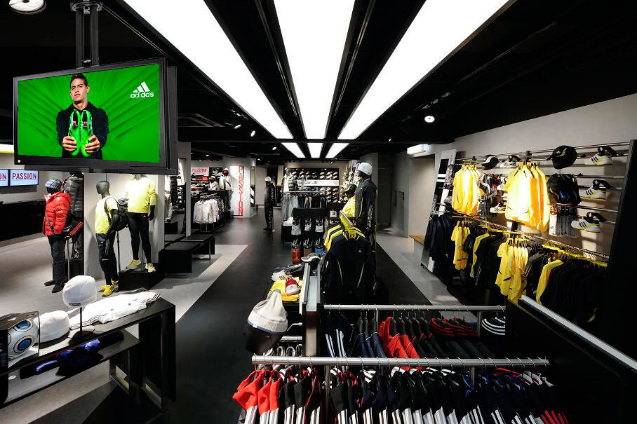 Soporte de techo para dos televisores instalados en tienda adidas